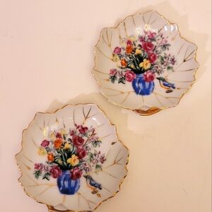 2 vintage ceramic leaf mini plates from Japan.  Excellent condition